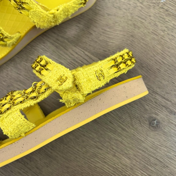 SOLD ❌ New 🌟 Rare Chanel CC Tweed Chain Yellow Sandals Size 39 - Picture 6 of 10
